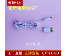 白色小音箱和路由器的完美组合 打造极简桌面美学
